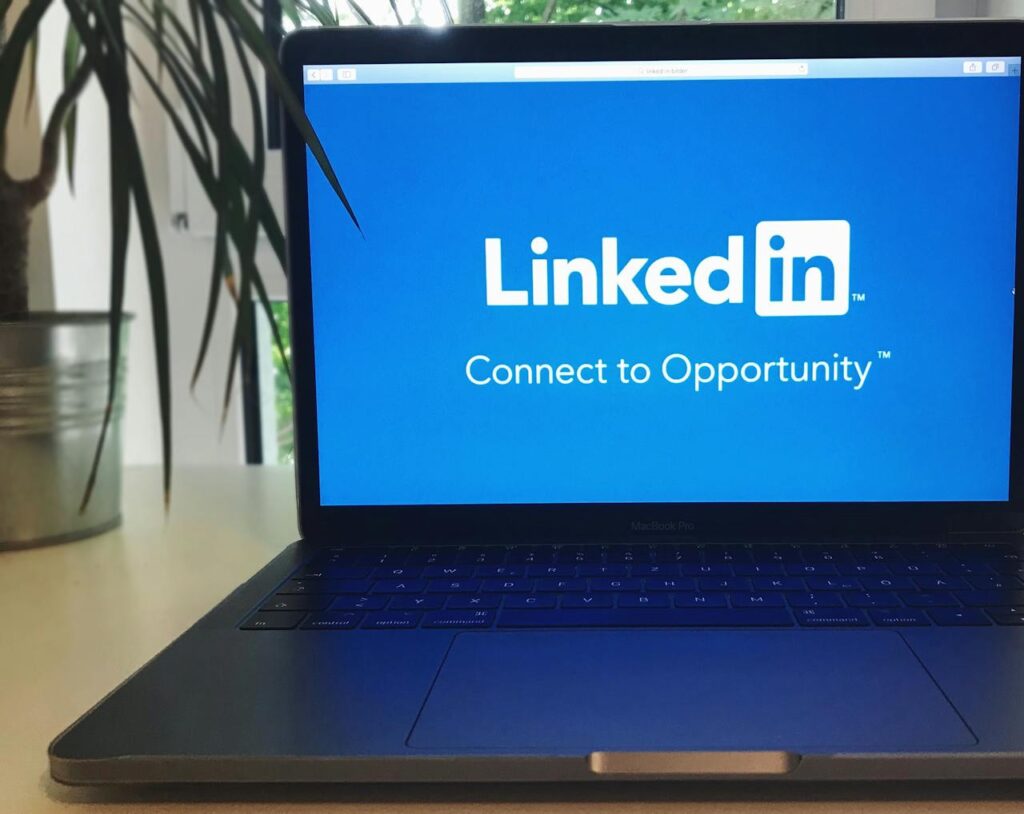 LinkedIn profil – simbol digitalnog prisustva junior programera koji gradi profesionalnu mrežu i traži svoju prvu priliku u IT industriji.
