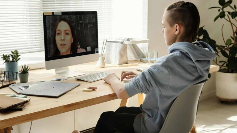 Praktični zadaci, AI Tutor i mentorska podrška – ključni elementi učenja programiranja na FTN Informatika školovanju.