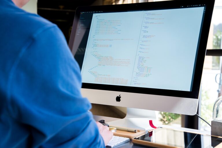 Radna atmosfera tokom online školovanja – polaznici FTN Informatike stiču praktična znanja iz programiranja kroz jasno definisane module i zadatke.