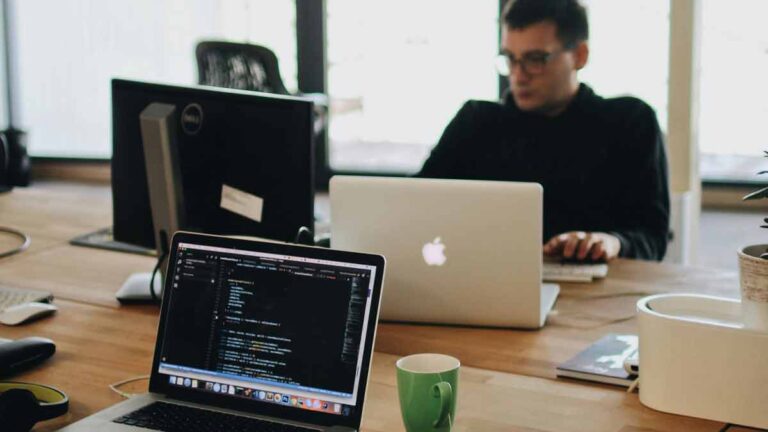 Polaznici FTN Informatika programa u modernom radnom okruženju, fokusirani na programiranje i razvoj softvera