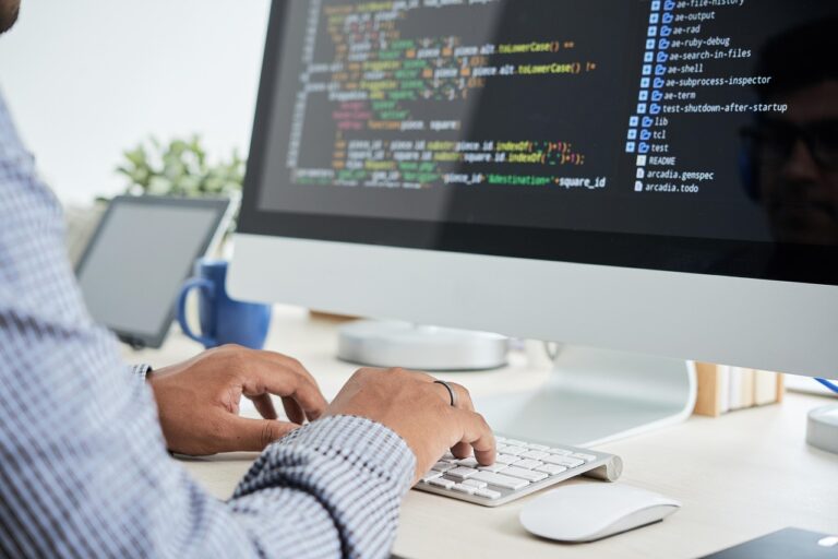 Polaznik FTN Informatika školovanja radi na razvoju softverskog koda – praktičan rad uz AI Tutora i mentorsku podršku