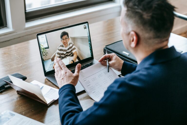 Student tokom online konsultacija sa mentorom u okviru FTN Informatika školovanja.