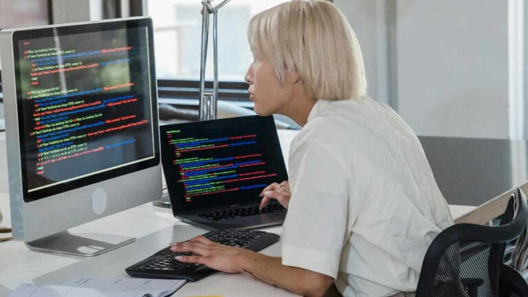 FTN Informatika nudi dvonedeljni probni period i test spremnosti kako bi polaznici bez pritiska isprobali školovanje. Otkrij da li je ovaj program pravi izbor za tvoj ulazak u IT.